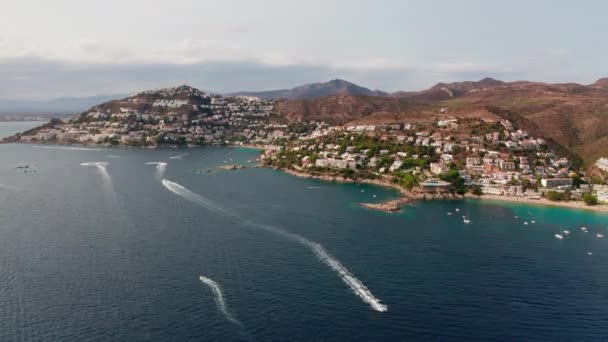 Κηφήνας πάνω από την ακτογραμμή και βάρκες του Cap De Creus — Αρχείο Βίντεο