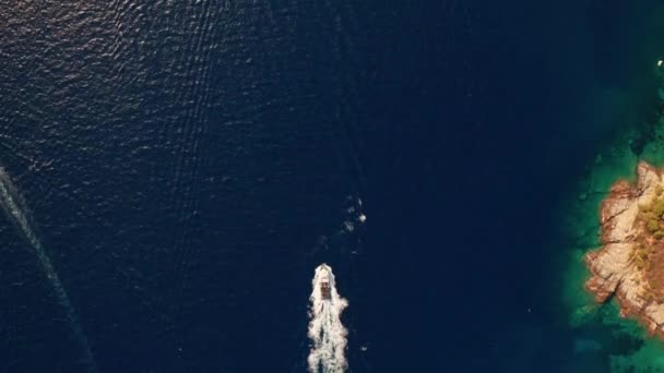Drone nad statkiem na morzu wzdłuż wybrzeża Cap De Creus — Wideo stockowe