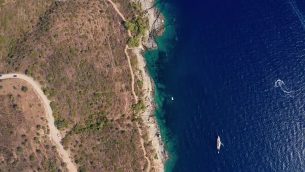 Drone πάνω από την ακτογραμμή και το δρόμο του Cap De Creus — Αρχείο Βίντεο