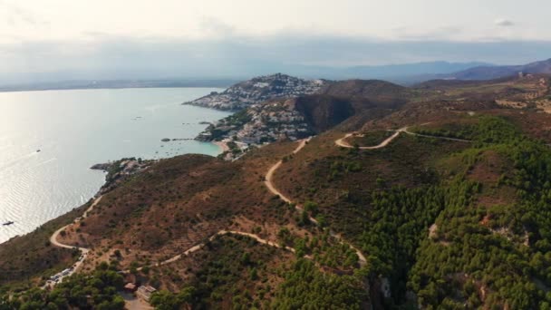 Κηφήνας πάνω από την ακτογραμμή του ανέμου Road Of Cap De Creus — Αρχείο Βίντεο