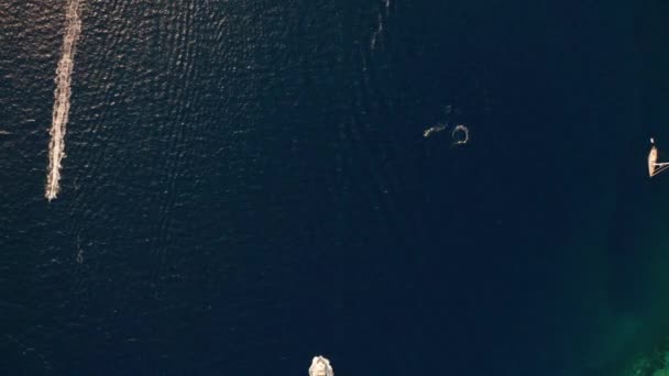 Προς πλοία στη γαλάζια θάλασσα στα ανοικτά των ακτών του Cap De Creus — Αρχείο Βίντεο