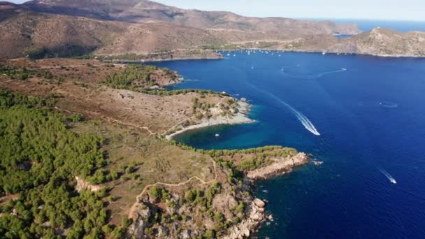 Κηφήνας πάνω από την ακτογραμμή και μπλε θάλασσα του Cap De Creus — Αρχείο Βίντεο
