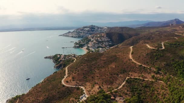 Κηφήνας πάνω από την ακτογραμμή του ανέμου Road Of Cap De Creus — Αρχείο Βίντεο