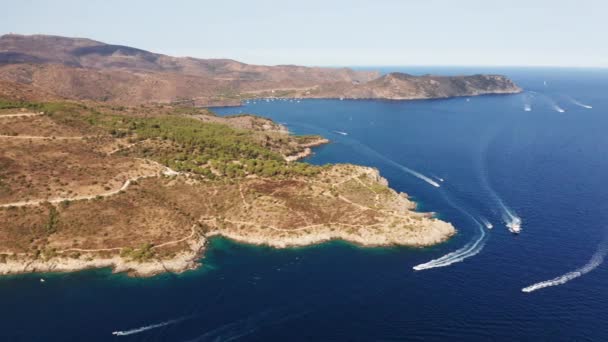 Drone over de kustlijn van Cap De Creus — Stockvideo