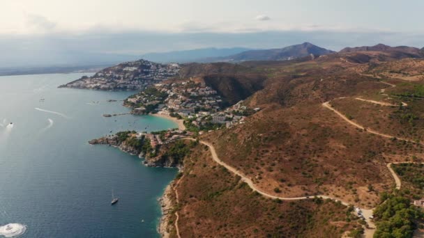 Cap De Creus 'un Dönen Yolu' nun Kıyı şeridinde İHA — Stok video