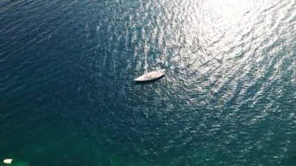 Drone πάνω από το γιοτ αγκυροβολημένο ανοικτά της ακτογραμμής του Cap De Creus — Αρχείο Βίντεο