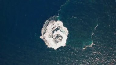 Kaptan De Creus 'un kıyı şeridinde daire çizen Jet Ski üzerindeki İHA.
