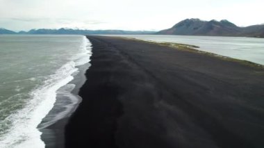 Kara Kum Kumsalı 'nda İHA Ve Estrahorn Dağı' nın yakınında gel-git