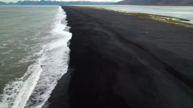 Kara Kum Kumsalı 'nda İHA Ve Estrahorn Dağı' nın yakınında gel-git