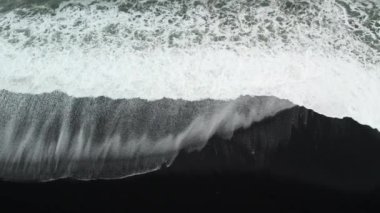 Siyah Kum Kumsalında Beyaz Gelgitin İHA Çekimi