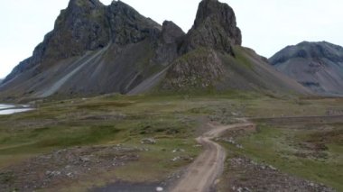 İnsansız Hava Aracı Estrahorn Dağı 'na giden kirli yolda yükseliyor.