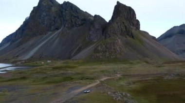 İnsansız Hava Aracı Estrahorn Dağı 'na giden kirli yolda yükseliyor.