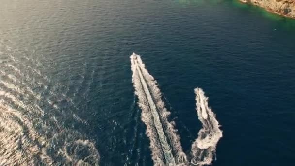 Κηφήνας πάνω από βάρκες στη θάλασσα λίγο έξω από την ακτογραμμή του Cap De Creus — Αρχείο Βίντεο
