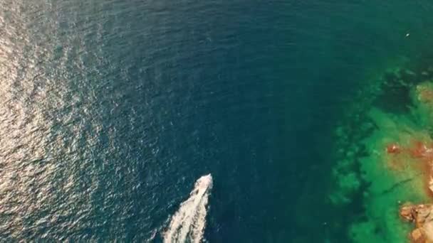 Drohne über Booten im Meer vor der Küste von Cap De Creus — Stockvideo