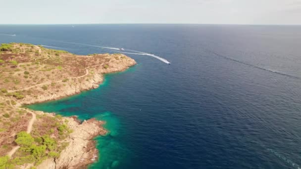 Drone πάνω από την ακτογραμμή του Cap De Creus με βάρκες και Horizon — Αρχείο Βίντεο