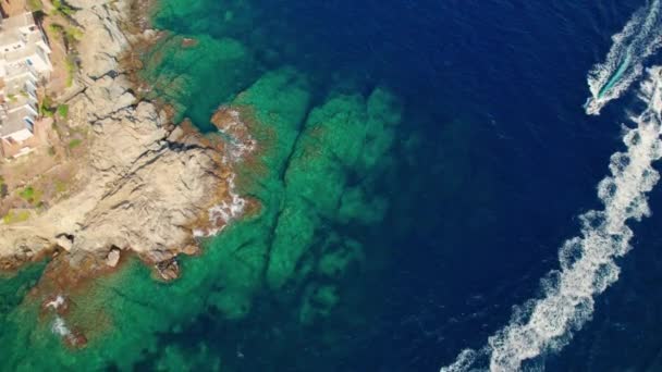 Drone sobre barcos en el mar justo al lado de la costa de Cap De Creus — Vídeos de Stock