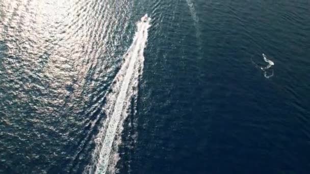 Κηφήνας πάνω από το σκάφος στη θάλασσα ανοικτά των ακτών του Cap De Creus — Αρχείο Βίντεο