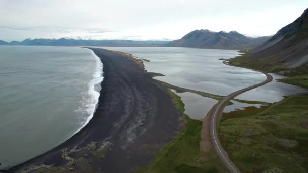 Drohne über Landschaft mit Straße und schwarzem Strand in der Nähe des Estrahorns — Stockvideo