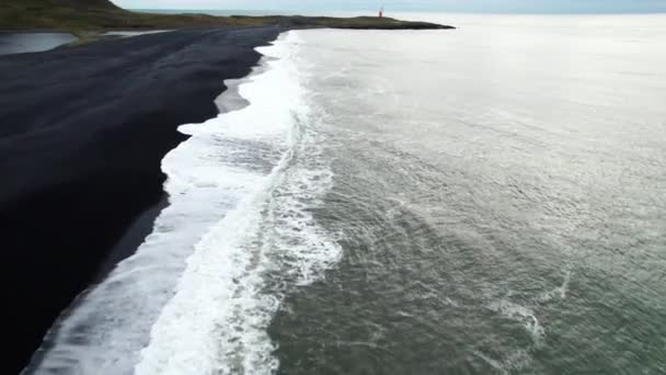 Drone sur la plage de sable noir et marée près de la montagne Estrahorn — Video
