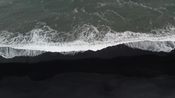 Drone tiro de maré branca na praia de areia preta — Vídeo de Stock