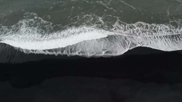 Dron Shot of White Tide na plaży Black Sand — Wideo stockowe
