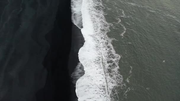 Drónlövedék fehér dagállyal a Fekete Homok parton, sirályokkal repülve. — Stock videók