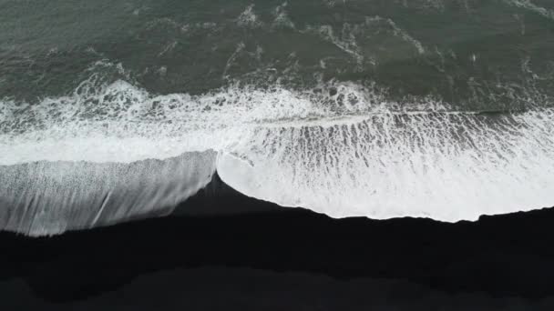 Drone tourné de marée blanche sur la plage de sable noir — Video