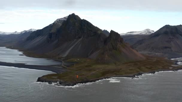 Drone sopra paesaggio con costa e montagna di Estrahorn — Video Stock