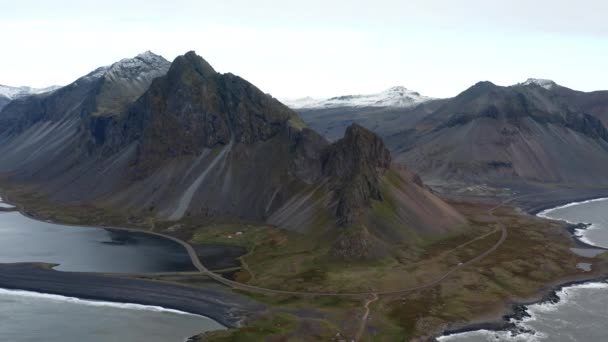Drone sobre paisagem com litoral e montanha Estrahorn — Vídeo de Stock