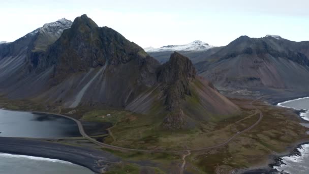 Lennokki yli maiseman rantaviivaa ja Estrahorn Mountain — kuvapankkivideo