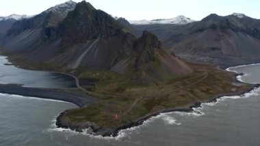 Kıyı şeridi ve Estrahorn Dağı 'nın İnsansız Hava Aracı