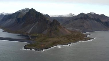 Kıyı şeridi ve Estrahorn Dağı 'nın İnsansız Hava Aracı