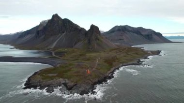 Kıyı şeridi ve Estrahorn Dağı üzerinde İHA