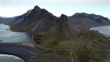 Kıyı şeridi ve Estrahorn Dağı üzerinde İHA