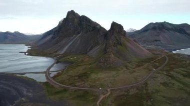 Kıyı şeridi ve Estrahorn Dağı üzerinde İHA