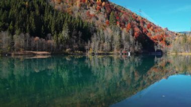 Sonbaharda Klammsee rezervuarında İHA Uçuşu