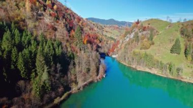 Sonbaharda Mavi Gök Altında Klammsee rezervuarında İHA Uçuşu