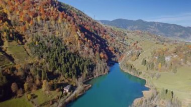 Sonbaharda Klammsee rezervuarında İHA Uçuşu