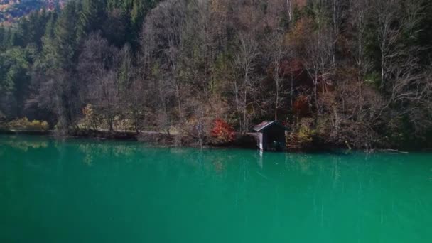 Drönarflyg över Klammsee reservoar i höst — Stockvideo