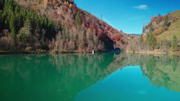 Восени по водосховищі Клемсі летить дрон — стокове відео