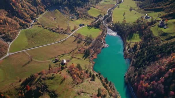 Vol de drone au-dessus du réservoir Klammsee en automne — Video