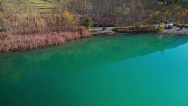 Drone vlucht over Klammsee Reservoir naar Drone Piloten — Stockvideo