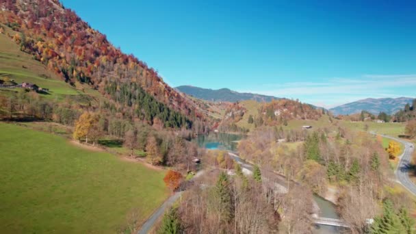 Drone vlucht over het Klammsee stuwmeer in de herfst onder de blauwe lucht — Stockvideo