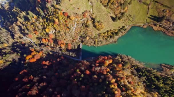 Volo del drone sopra il serbatoio del Klammsee nell'autunno — Video Stock
