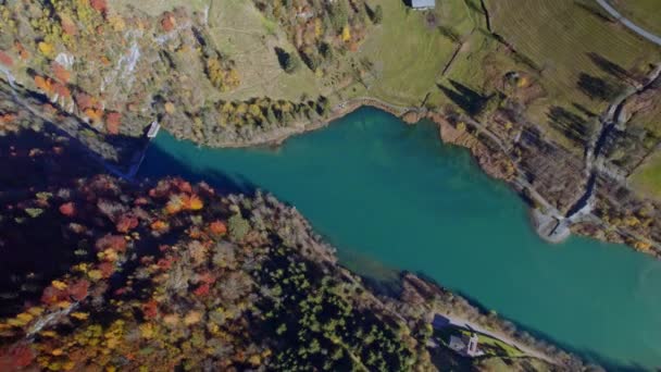 Drone vlucht over het Klammsee stuwmeer in het najaar — Stockvideo