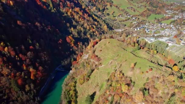 Vuelo de drones sobre el embalse y el paisaje de Klammsee en otoño — Vídeos de Stock