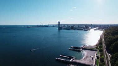 Orman, plaj ve limanla birlikte İHA uçuşu