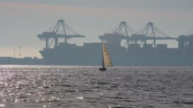 Limanda Turnalarla Suyun Üzerinde Tekne