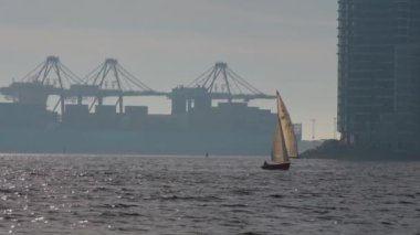 Limanda Turnalarla Suyun Üzerinde Tekne