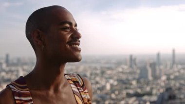 Şehrin Üzerindeki Kameraya Moda Moda Pozisyonu